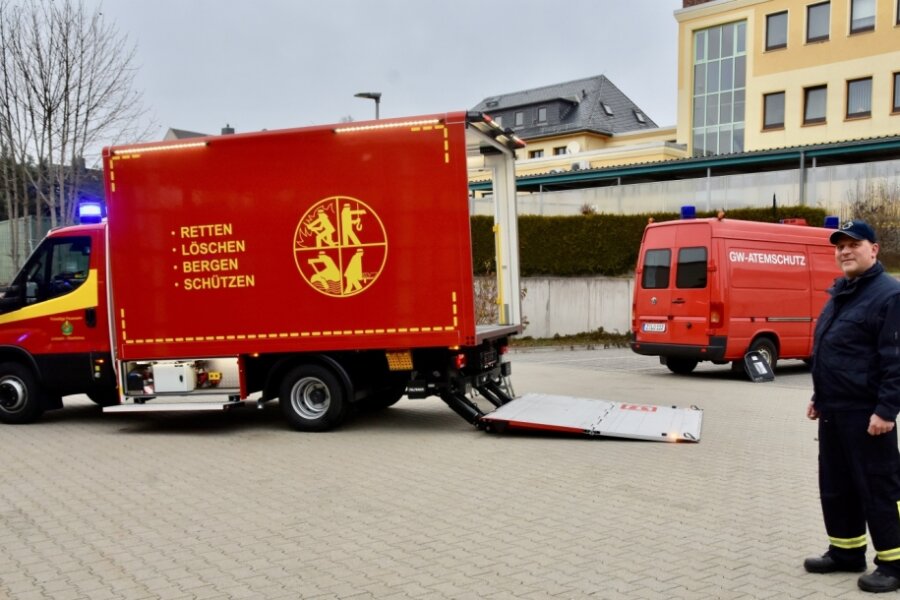 Ein roter Schlitten für die Feuerwehr - Atemschutz-Gerätewart Jörg Scherf ist einer der Nutzer des neuen Fahrzeugs (vorn). Es ist weitaus größer als der Vorgänger (hinten). 