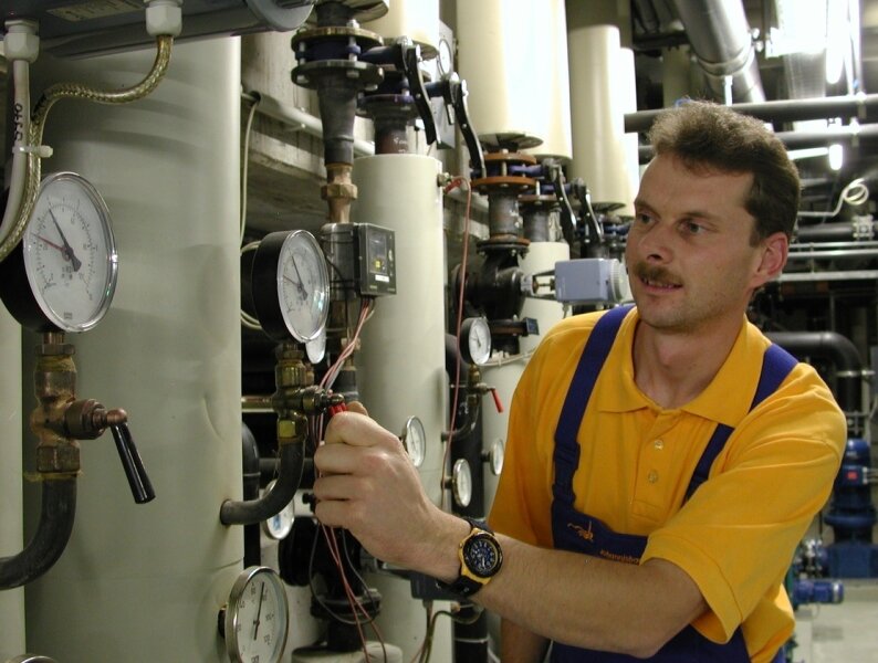 Techniker André Herklotz kontrolliert den Anlagendruck an den Wärmetauschern im Johannisbad.