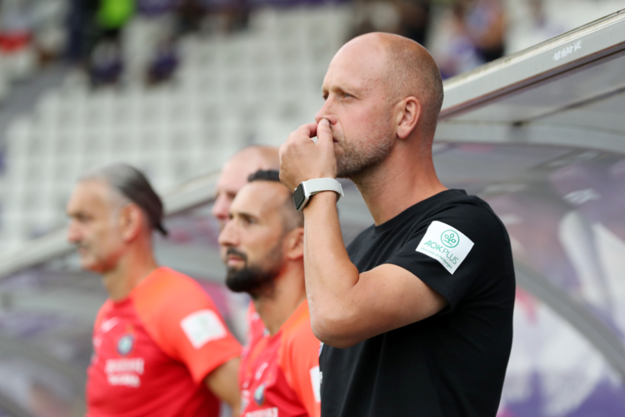 Timo Rost fasst sich an die Nase. Der Trainer des FC Erzgebirge muss sich etwas einfallen lassen, damit seine Mannschaft in der Dritten Liga möglichst schnell in die Spur kommt.