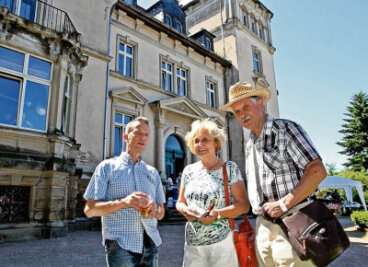 Ein Schloss offenbart seine schönen Seiten - Claus Lämmle (links) war bei den Besuchern - im Bild Christine und Siegfried Bauer aus Chemnitz - den ganzen Tag lang gefragt.
