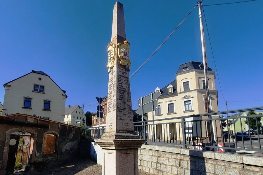 Die Postdistanzsäule am Schillerplatz in Zschopau ist die Nachbildung einer Säule aus dem Jahr 1727. 