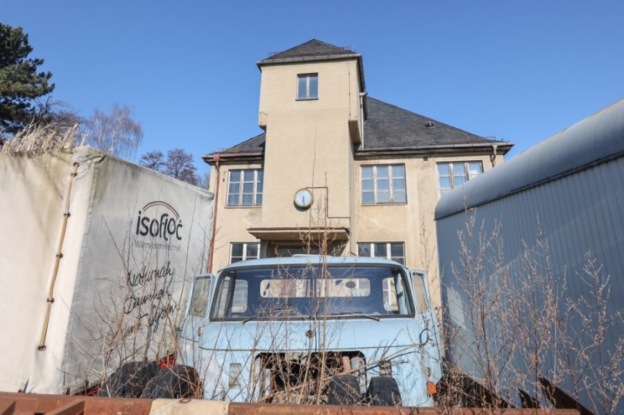 Das Gelände des alten Schleifmaschinenwerkes in Hartmannsdorf liegt seit Jahrzehnten brach. Zeitweise wurdenTeile von Werkhallen und ehemaligen Bürogebäuden als Jugendklub und Vereinsdomizile genutzt. 