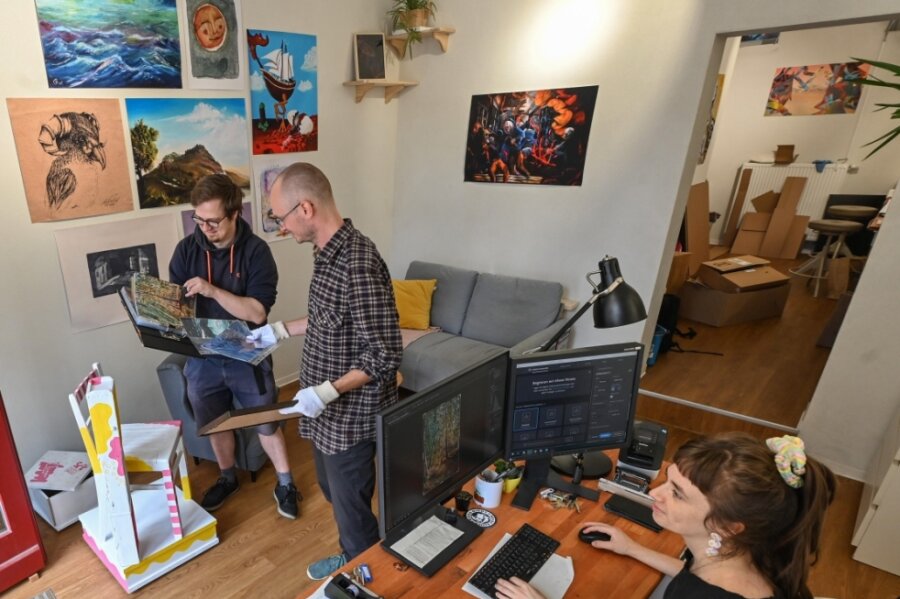 Ein Schrittmacher für den künstlerischen Nachwuchs - Die Gründer des "Kombinat Lump" Marco Henkel, Nino Micklich und Anja Jurleit (von links) bei der Auswahl von Arbeiten der Künstler. 