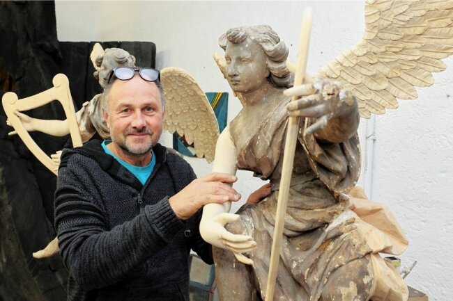 Ein Schwarzenberger verleiht alten Engeln neue Flügel - Mit einem Engel auf Tuchfühlung: Holzbildhauer Peter-Paul Brockhage an einer restaurierten Figur aus Wengelsdorf. Nach der Farbgebung werden sich alte und neue Teile nicht mehr voneinander abheben. 