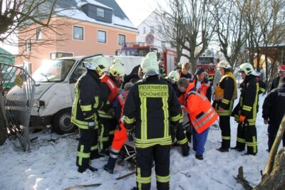 30 Rettungskräfte aus Lichtenau, Hundshübel, Stützengrün und Schönheide sicherten die Unfallstelle und halfen bei der Bergung des Volkswagens.