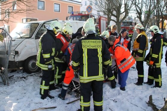 30 Rettungskräfte aus Lichtenau, Hundshübel, Stützengrün und Schönheide sicherten die Unfallstelle und halfen bei der Bergung des Volkswagens.