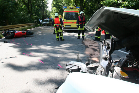 Bei einer Kollision wurde ein Motorradfahrer schwer verletzt. 