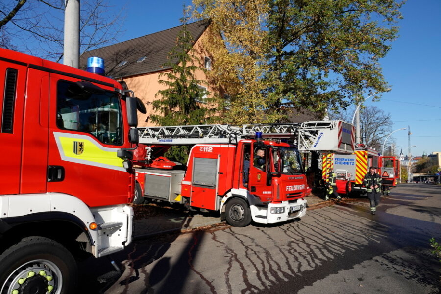 Eine Person ist bei einem Wohnungsbrand in Chemnitz schwer verletzt worden.