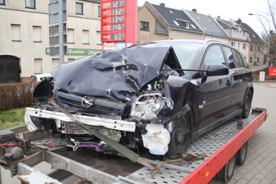 Ein Schwerverletzter nach Kollision mit Laster in Augustusburg - Ein Opel-Fahrer ist am Freitagmittag in Augustusburg mit einem entgegenkommenden Laster zusammengestoßen.