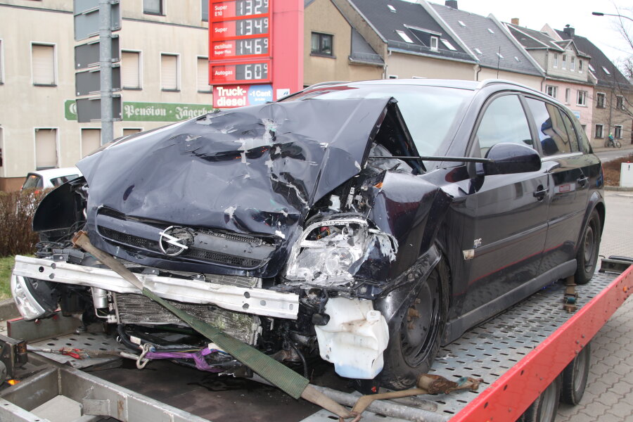 Ein Schwerverletzter nach Kollision mit Laster in Augustusburg - Ein Opel-Fahrer ist am Freitagmittag in Augustusburg mit einem entgegenkommenden Laster zusammengestoßen.