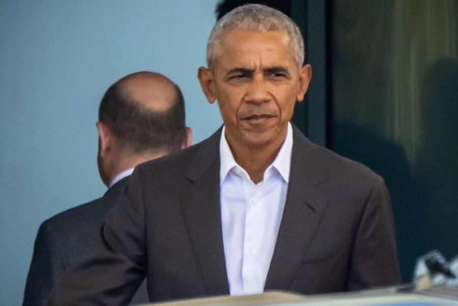 Ein Selfie für 2500 Euro: Die Barack-Obama-Show in Berlin - Der ehemalige US-Präsident Barack Obama (r) wird von Bundeskanzler Olaf Scholz (SPD) am Bundeskanzleramt verabschiedet.
