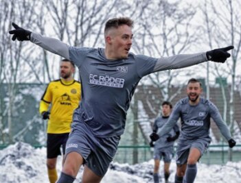 Ein Sieg als Lohn fürs Schneeschippen - Christian Hallbauer vom Oberlungwitzer SV freute sich, nachdem er seine Farben mit 1:0 in Führung gebracht hatte. 