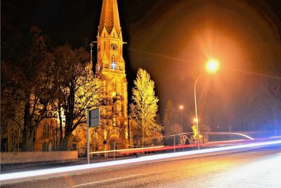 Ein Signal der Hoffnung: Kirche in Hainichen wird wieder angestrahlt - Die Trinitatiskirche in Hainichen wird nun in den Abendstunden sowie am frühen Morgen wieder angestrahlt. 