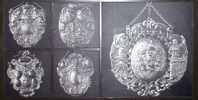 Ein Silberschatz verschwindet spurlos - Diese Aufnahmen der Schützenschilder stammen von einer Schautafel, die bis 1945 neben den Ausstellungsstücken stand. 