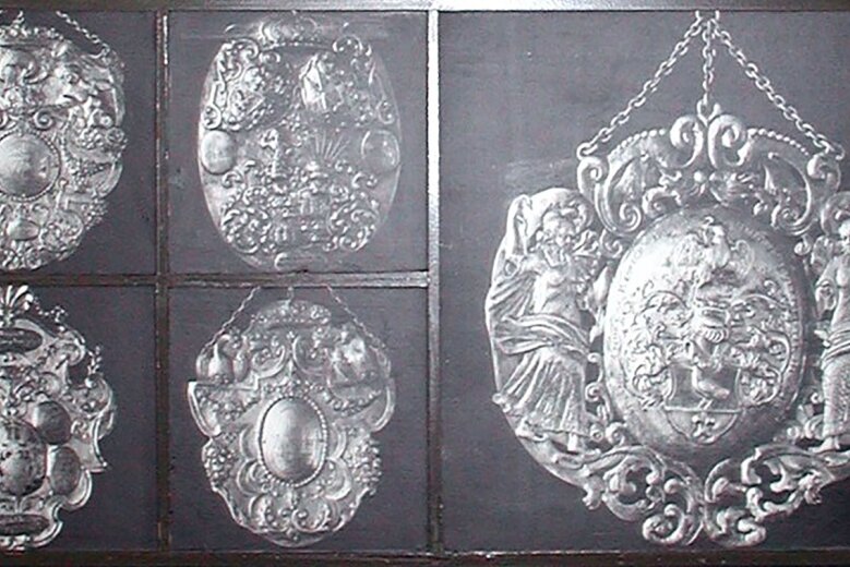 Ein Silberschatz verschwindet spurlos - Diese Aufnahmen der Schützenschilder stammen von einer Schautafel, die bis 1945 neben den Ausstellungsstücken stand. 