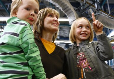 Ein Sonntag im Druckhaus - Drei von 7500 Gästen: Simona Winkler aus Chemnitz mit ihrem Sohn Till (3) und Tochter Linda (7) waren dieses Jahr zum ersten Mal im Druckzentrum und beeindruckt "von der langen Schlange an der Decke".