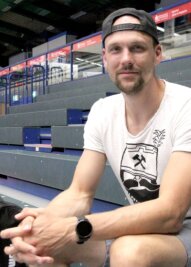 "Ein Spaziergang wird es keinesfalls" - Kevin Roch gehört zu den Urgesteinen des Auer Handballs. Als Kapitän führt der Linksaußen die Mannschaft auch nach dem Abstieg aus der 2. Bundesliga an. Der 32-Jährige, der mit seiner kleinen Familie in Beierfeld lebt, wünscht sich nichts mehr als den sofortigen Wiederaufstieg. 