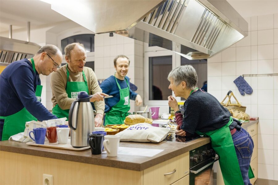 Ein spezieller Kurs unter dem Titel „Kochen für Europa“ findet in Rodewisch statt - Sieglinde Eichert bei einem Kochkurs zur Europawahl im Frühjahr in Bautzen.