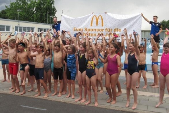 Ein Sponsor für 50 Jahre - Jubel bei den Mitgliedern des Schwimmclubs Chemnitz. Sie haben einen Sponsoringvertrag über die nächsten 50 Jahre gewonnen. 