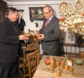 
              <p class="artikelinhalt">Jürgen Martens (rechts), Staatsminister für Justiz und Europa, und Konrad Auerbach, Leiter des Seiffener Spielzeugmuseums, in der historischen Spielzeugmacherstube: Sie ist Vorbild für jene Ausstellungsstücke, die zum Weihnachtsmarkt in Brüssel gezeigt werden sollen. </p>
            
