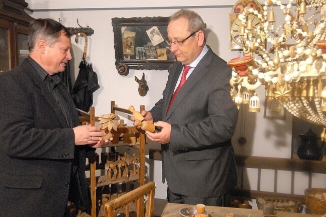 
              <p class="artikelinhalt">Jürgen Martens (rechts), Staatsminister für Justiz und Europa, und Konrad Auerbach, Leiter des Seiffener Spielzeugmuseums, in der historischen Spielzeugmacherstube: Sie ist Vorbild für jene Ausstellungsstücke, die zum Weihnachtsmarkt in Brüssel gezeigt werden sollen. </p>
            