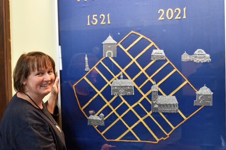 Ein Stadtplan ganz aus Garn - Anett Schlenther vom Team der Baldauf-Villa freut sich über das Geschenk, das im Foyer angebracht wird. 