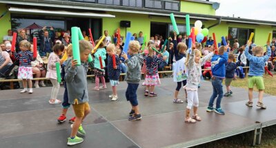 Ein Tänzchen zum Geburtstag - Die Kindertagesstätte "Buddelflink" in Langenreinsdorf hat am Freitagnachmittag ihren zehnten Geburtstag gefeiert.