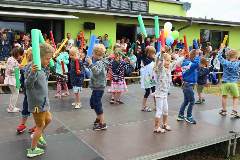Ein Tänzchen zum Geburtstag - Die Kindertagesstätte "Buddelflink" in Langenreinsdorf hat am Freitagnachmittag ihren zehnten Geburtstag gefeiert.