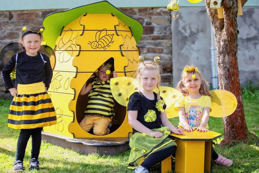 Ein Tag nur für Euch, liebe Kinder - Maja (4), Alwin (4), Hermine (5) und Melissa (4) (v. l.) mit dem neuen Bienenhaus in der Kita in Steinbach. 