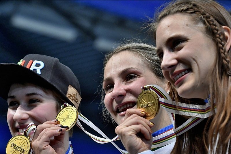 Ein Titel mit besonderen Emotionen - Kristina Vogel (Mitte) freut sich nach dem Sieg im Teamsprint gemeinsam mit Miriam Welte (rechts) und Pauline Grabosch. Für die Erfurterin vom Chemnitzer Erdgasteam war es bereits der zehnte WM-Titel.