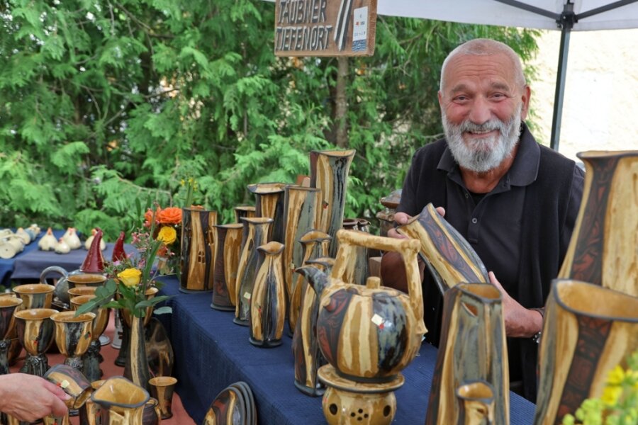 Wolfgang Täubner aus Tiefenort in Thüringen, hier mit seiner Serie "Indian Fire", hat bisher keinen Waldenburger Töpfermarkt am traditionellen Veranstaltungswochenende im Juni verpasst.