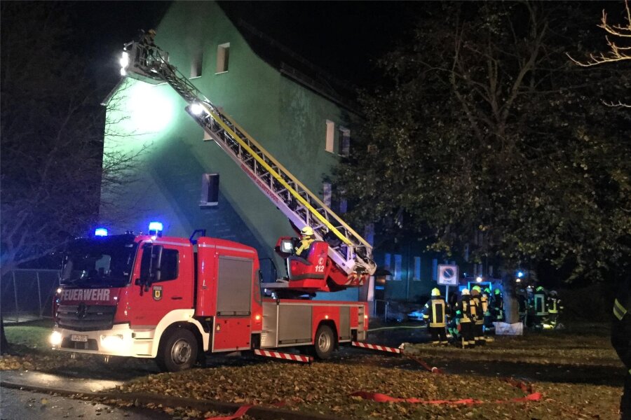 Ein Toter bei Wohnungsbrand in Reuth: Warum hat der Mieter den Rauchmelder nicht gehört? - Löscheinsatz von den Feuerwehren aus Reuth und Nachbarorten. In der Dachgeschosswohnung brach ein Feuer aus. Foto: