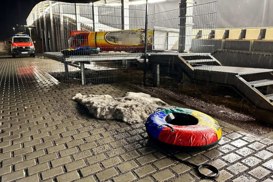 Schlauchringe und ein Bob liegen am Ausgang der Bobbahn. Bei einem schweren Unfall auf der Oberhofer Bob- und Rennrodelbahn ist am Donnerstag ein Mensch ums Leben gekommen. 