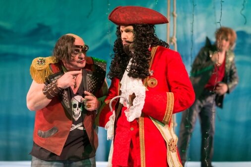 Ein Traum, der im Flug vergeht -  Pirat Smee (Matthias Stephan Hildebrandt) und sein Anführer Captain Hook (László Varga) schmieden mal wieder einen fiesen Plan. Aber Peter Pan (Marcel-Philip Kraml) ist zum Glück nicht weit. 