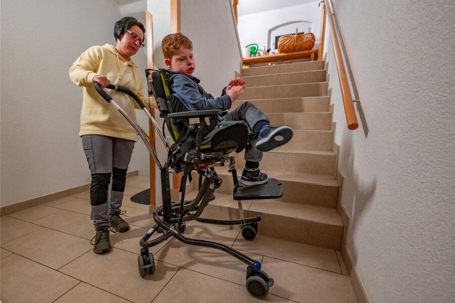 Ein Treppenlift für Kurt: Unterstützer sammeln Spenden für jungen Eibenstocker - Katja Siegel benötigt dringend einen Lift, um mit ihrem Sohn Kurt im schweren Therapiestuhl in den ersten Stock zu kommen.