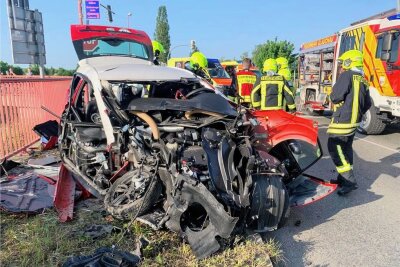 Ein Trümmerfeld und eine schwerverletzte 16-Jährige in Glauchau: Microcar kracht in Mercedes - Vom Microcar war danach nicht mehr viel übrig. Die 16-jährige Beifahrerin wurde schwer verletzt. 