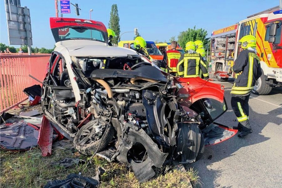 Ein Trümmerfeld und eine schwerverletzte 16-Jährige in Glauchau: Microcar kracht in Mercedes - Vom Microcar war danach nicht mehr viel übrig. Die 16-jährige Beifahrerin wurde schwer verletzt. 