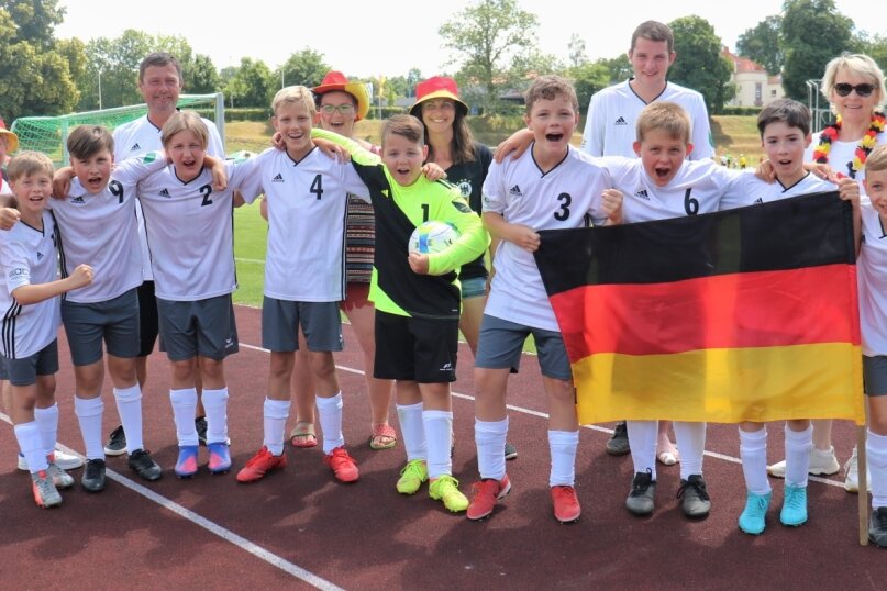 Ein Turnier nur mit Gewinnern - Der Nachwuchs des SV Union Milkau spielte bei der Mini-WM in Frankenberg für die deutschen Farben. In der Vorrunde blieb die Truppe verlustpunktfrei. Am Ende reichte es für die E-Junioren zu Platz 8. 