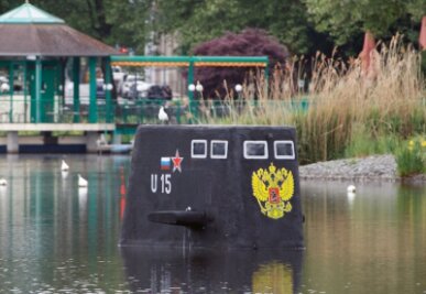 Ein U-Boot im Schloßteich? - Immerhin die Möwen freuten sich gestern über den schwimmenden Kasten aus Styropor. Er soll ein russisches U-Boot darstellen. Die Erbauer wollen ihn als Zeichen für den Frieden sehen.