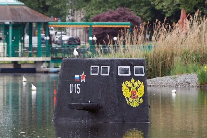 Ein U-Boot im Schloßteich? - Immerhin die Möwen freuten sich gestern über den schwimmenden Kasten aus Styropor. Er soll ein russisches U-Boot darstellen. Die Erbauer wollen ihn als Zeichen für den Frieden sehen.