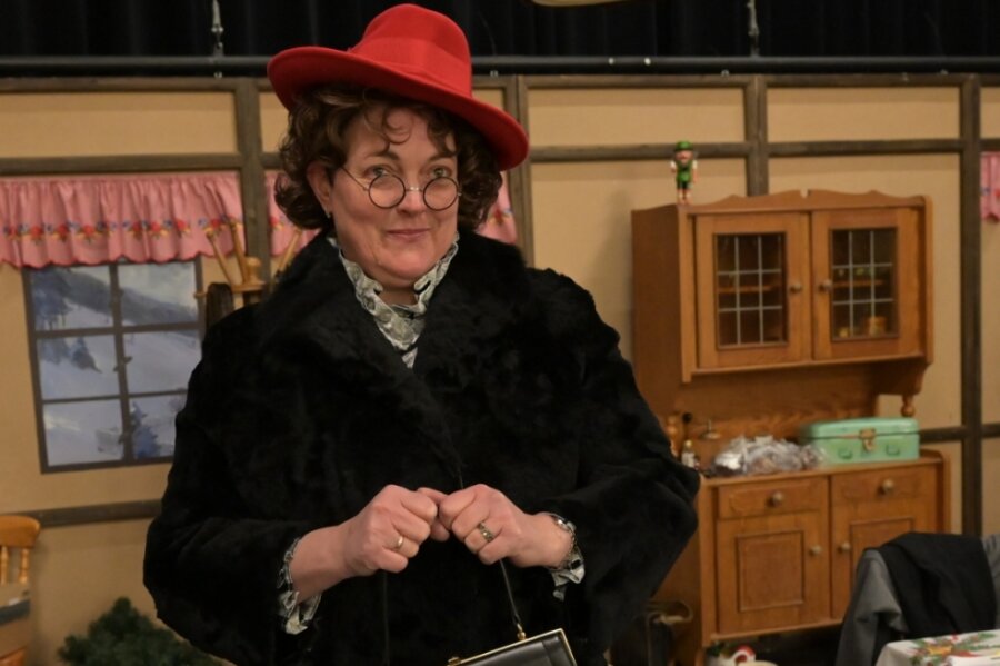 Ist Tante Charlotte, gespielt von Gitta Windirsch, "Der Überraschungsbesuch"? So heißt das neue Stück der Bergbühne Eibenstock, für das derzeit geprobt wird. 