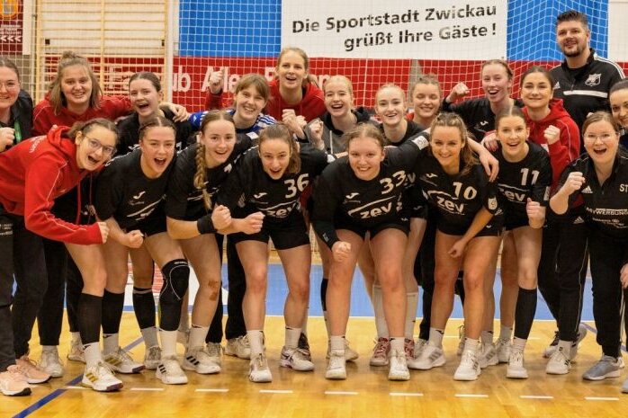 Ein ungeplanter Durchmarsch - Das Juniorteam des BSV Sachsen Zwickau kann das zweite Jahr in Folge einen Aufstieg bejubeln. Nächste Saison spielt die von Daniela Diener (rechts) und Alin Bosneac betreute Mannschaft in der 3. Liga Nord-Ost.