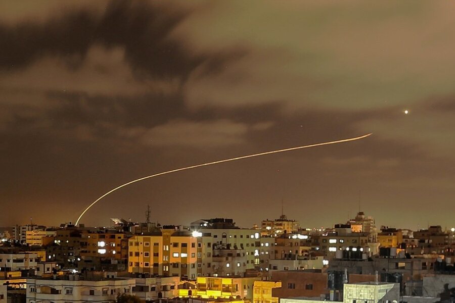 Ein unlösbarer Konflikt? - Israels Iron-Dome-Raketenabwehrsystem fängt Raketen ab, die aus dem Gazastreifen in Richtung Israel abgefeuert werden, gesehen vom Gazastreifen aus. Mehr als 3500 Raketen wurden in den vergangenen Tagen auf Israel abgefeuert. 