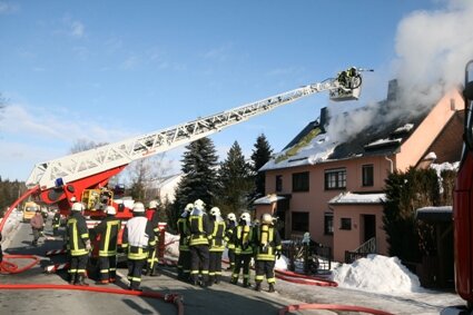 Zahlreiche Feuerwehren waren am Freitag mehr als eine Stunde mit dem Löscharbeiten in Grünhain beschäftigt