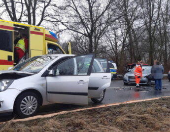 Am Dienstag ereignete sich gegen 11.30 Uhr in Chemnitz, zwischen Neefestrasse/ Zwickauer Strasse ein Unfall zwischen 2 PKW mit 2 leicht Verletzten. Der PKW Audi und Ford mussten abgeschleppt werden. Auslaufende Betriebsmitte wurden durch eine Spezialfirma beseitigt.