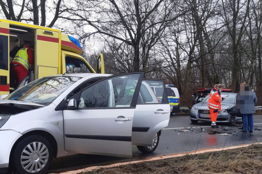 Am Dienstag ereignete sich gegen 11.30 Uhr in Chemnitz, zwischen Neefestrasse/ Zwickauer Strasse ein Unfall zwischen 2 PKW mit 2 leicht Verletzten. Der PKW Audi und Ford mussten abgeschleppt werden. Auslaufende Betriebsmitte wurden durch eine Spezialfirma beseitigt.