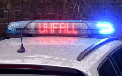 Unfall: Die Leuchtschrift «Unfall» auf dem Dach eines Polizeiwagens.