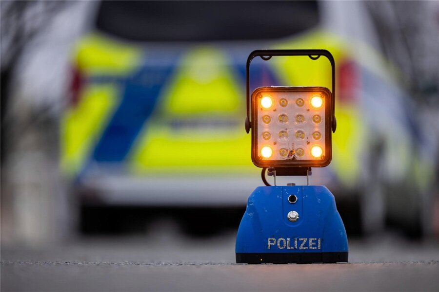 Ein Verletzter und hoher Sachschaden bei Verkehrsunfall im oberen Vogtland - Einen Polizeieinsatz gab es in der Nacht zum Donnerstag auf der B 92 im oberen Vogtland.