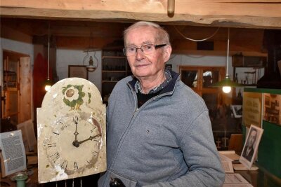 Ein Vogtländer und seine Liebe für historische Uhren - Joachim Ziegner aus Erlbach hat dem Dorfmuseum eine über 200 Jahre alte Wanduhr geschenkt.