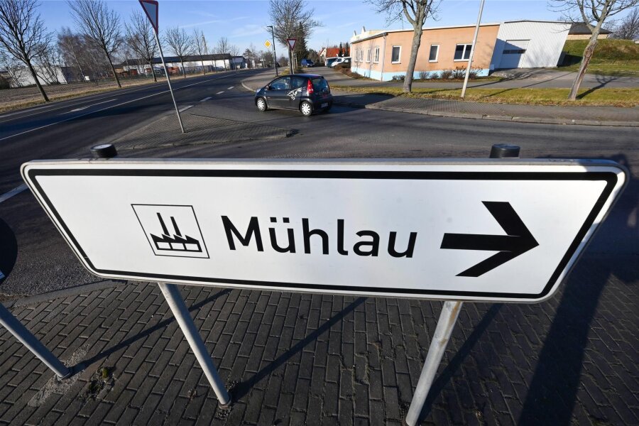Ein Wahlvorschlag, 13 Kandidaten: Mühlau vor ungewöhnlicher Gemeinderatswahl - Die Gemeinde Mühlau, hier ein Verkehrsschild zum Gewerbegebiet als Symbolbild, fällt immer wieder auf: Dieses Jahr gibt es zur Gemeinderatswahl nur einen Wahlvorschlag mit 13 statt der geforderten 14 Kandidaten. Was bedeutet das?